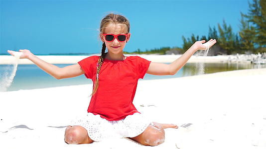 小女孩在热带海滩上玩美丽的白沙慢动作慢动作视频的预览图