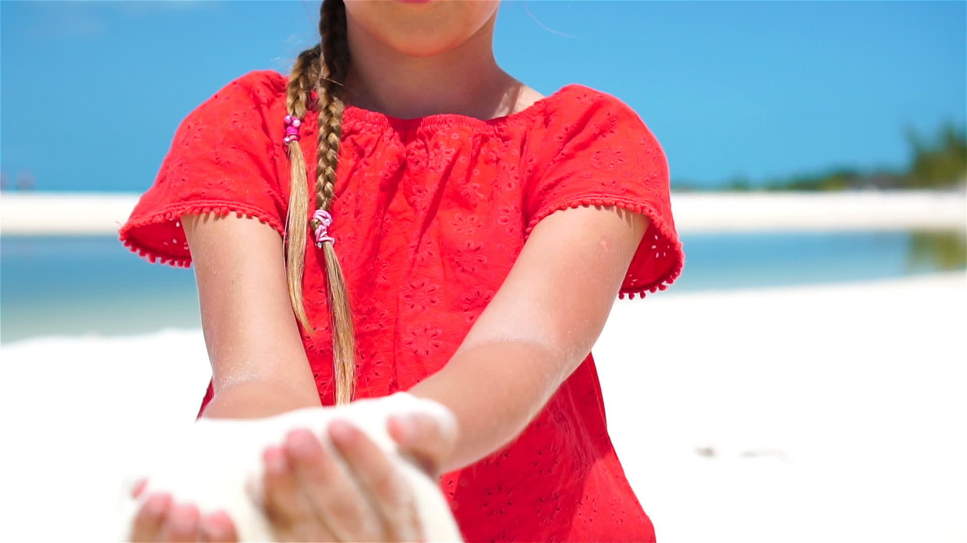 慢动作关闭女孩在外国海滩玩美丽的白沙视频的预览图