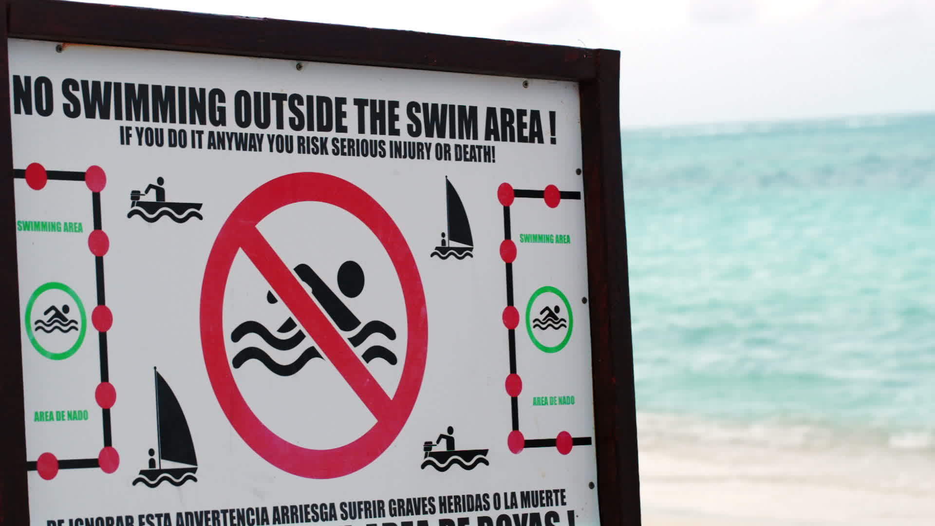在海滩上设置限制警告栏视频的预览图
