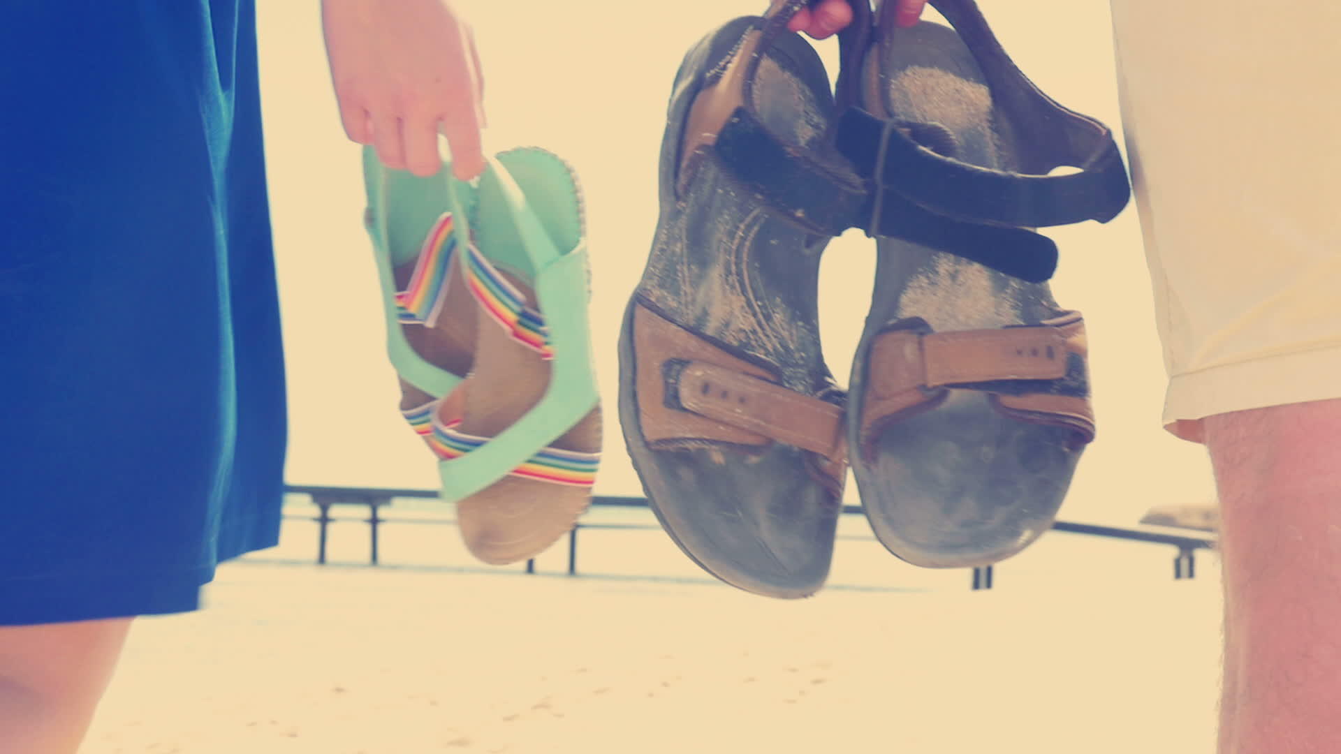 在温暖的海滩上不需要凉鞋视频的预览图