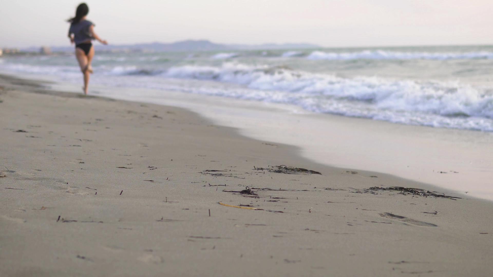 日出时赤脚在沙滩上慢跑Dof视频的预览图