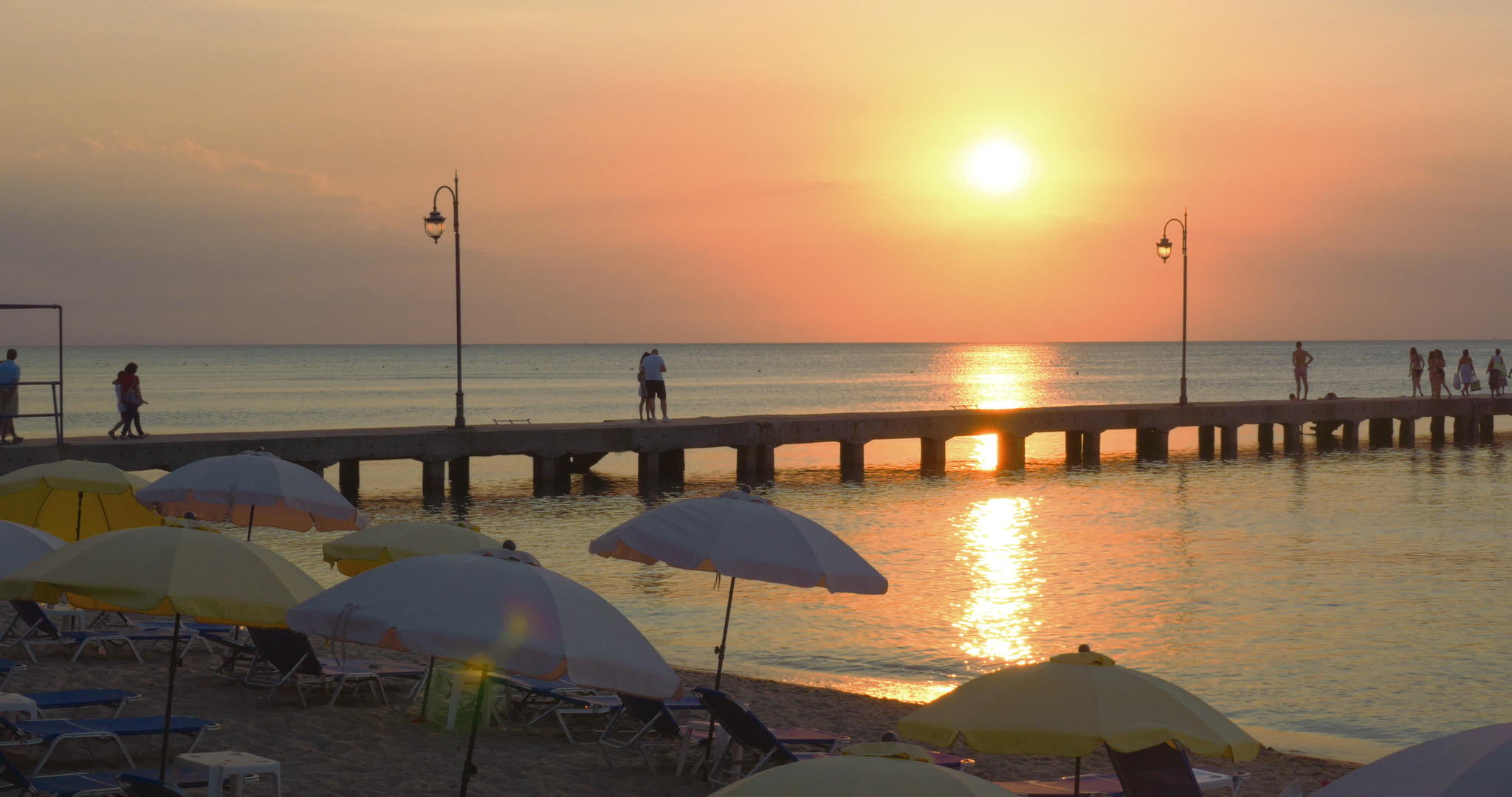 日落时在海滩度假胜地的码头上视频的预览图
