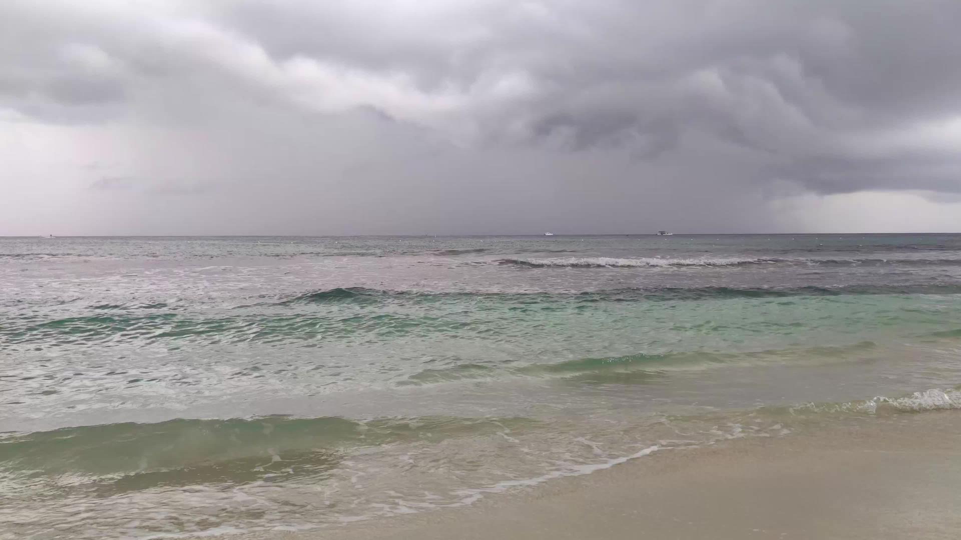 有雨的热带海滩4视频的预览图