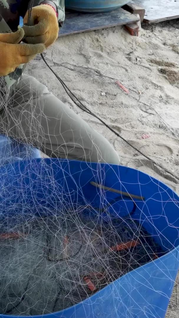传统工艺劳动渔民编织渔网视频素材视频的预览图