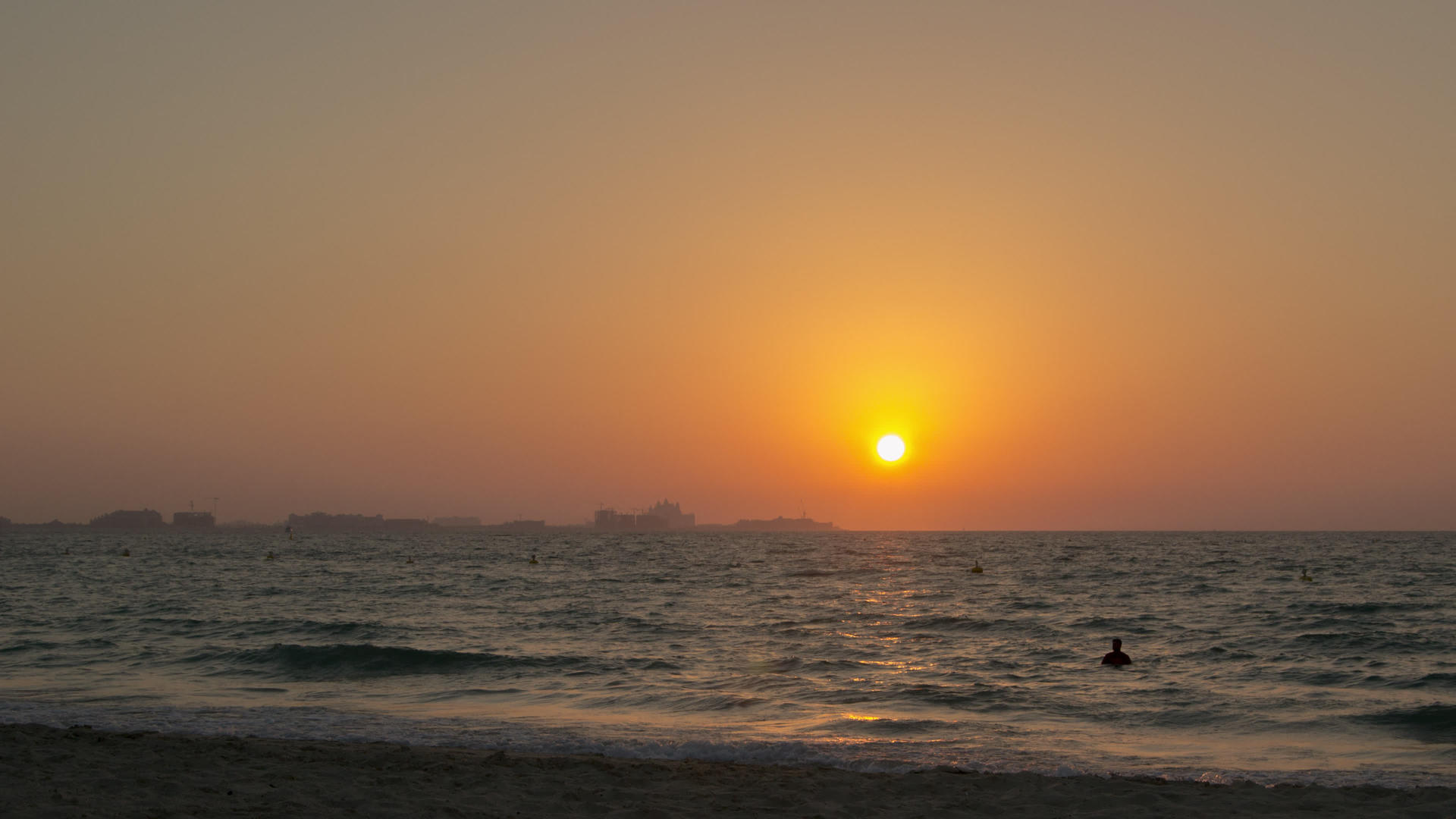 太阳落在海边的地平线上视频的预览图