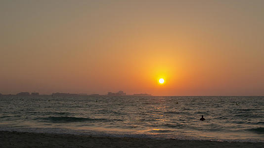 太阳落在海边的地平线上视频的预览图