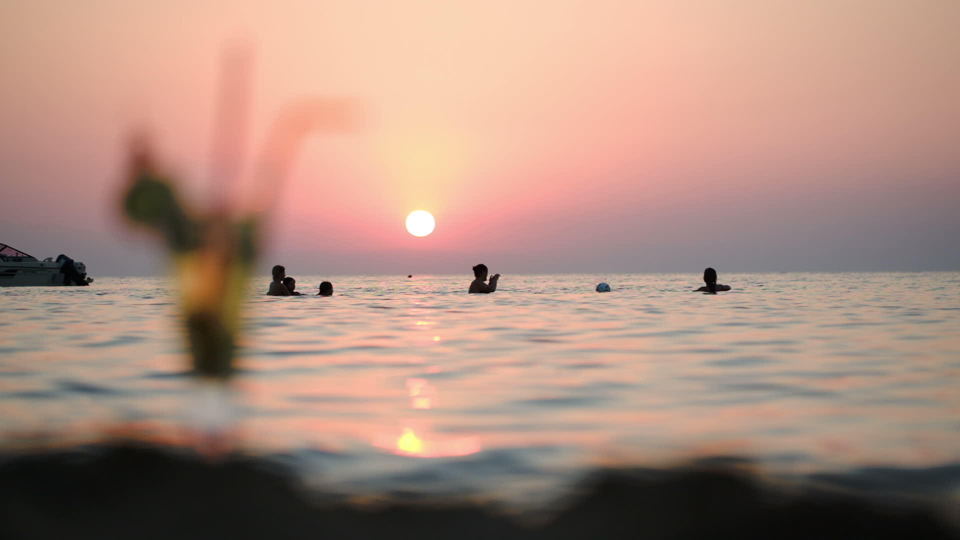 海人和日落时在海滩上喝鸡尾酒视频的预览图