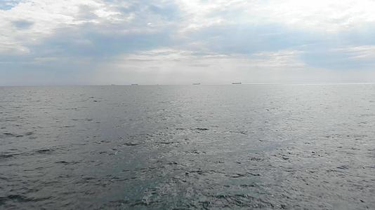 黑海乌陆货轮在地平线上的低空中快速电影飞行视频的预览图