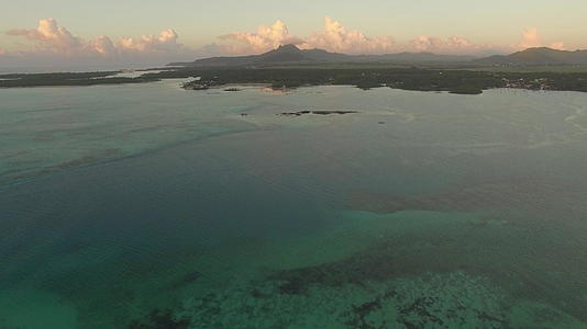 海洋蓝水、波浪珊瑚和水厂摄像头向海岸移动毛里提乌斯视频的预览图
