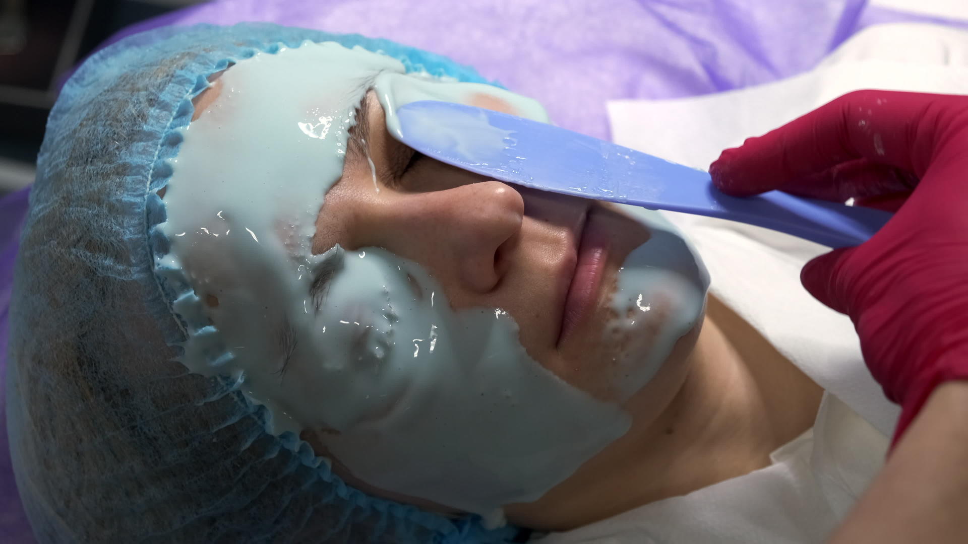 美容师为年轻女性使用悬浮面罩视频的预览图
