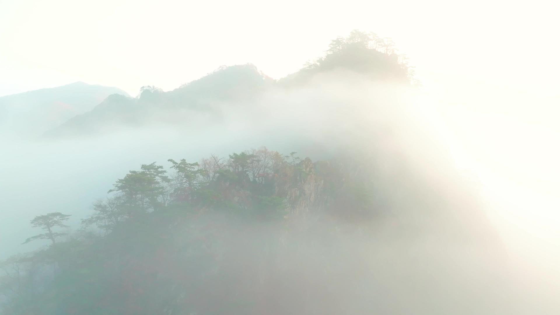 4k航拍山间云雾缭绕视频的预览图