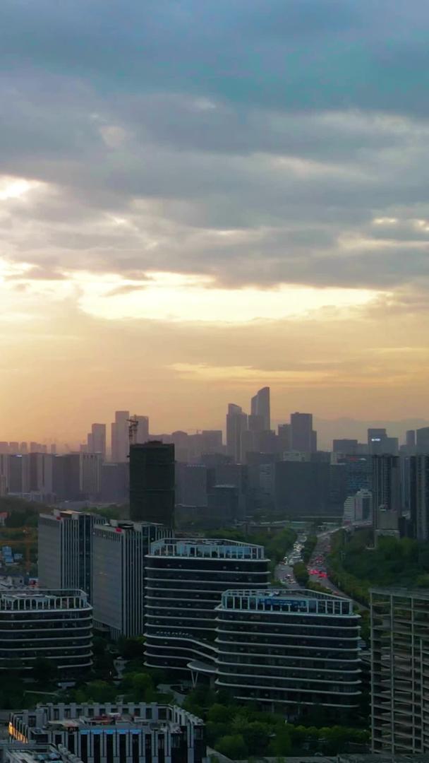 航拍延时摄影南京城市风景阳光透过云层视频的预览图