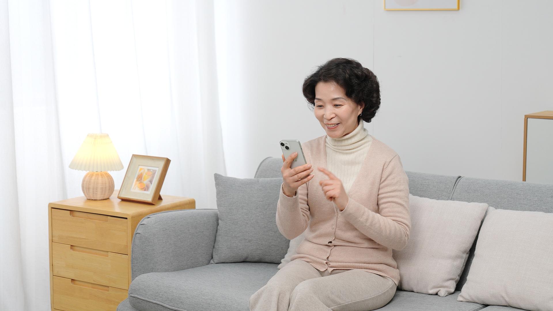 中老年妇女使用手机视频通话视频的预览图