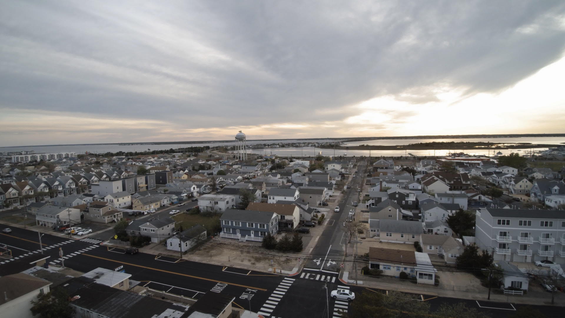 新泽西州海滨高地湾海滨小镇海滩小镇鸟瞰图视频的预览图