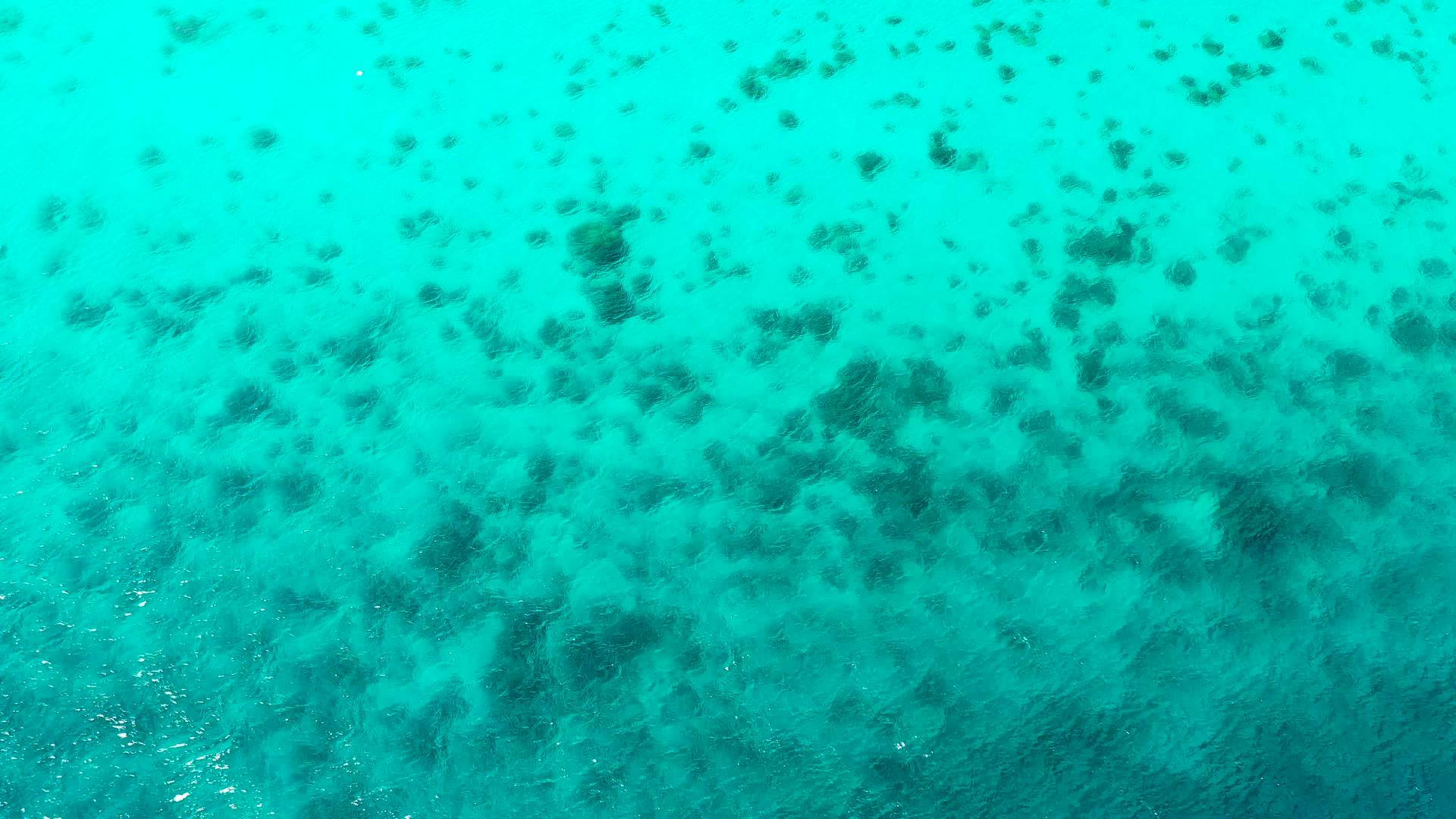 珊瑚环礁湖的顶部视野在空中被拍摄下来视频的预览图