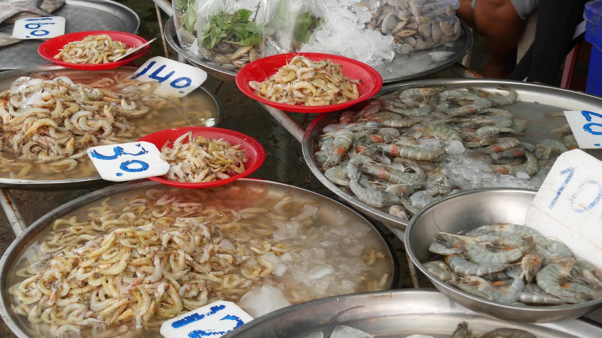 当地市场上出售的海鲜在市场上的货架上是新鲜的视频的预览图