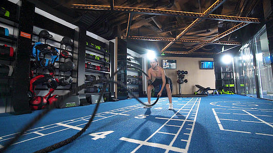 女生健身房运动锻炼战绳训练力量练习慢动作视频视频的预览图
