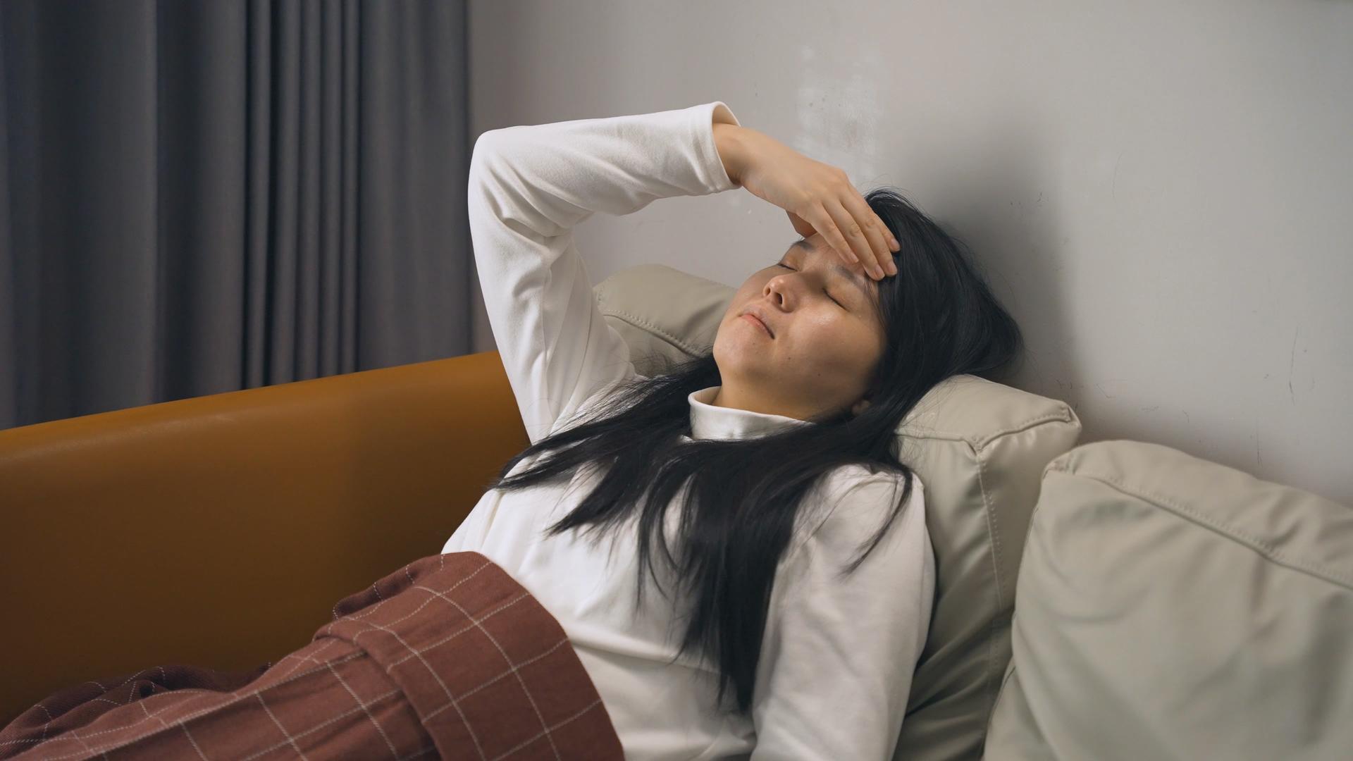 女性感冒流感病毒4k头痛视频的预览图