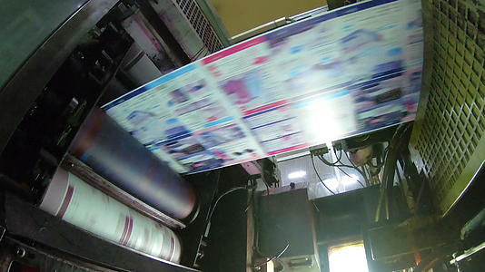 印刷厂的库存录像带报纸被送到折叠和缝合处视频的预览图