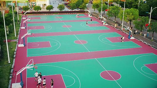 篮球场的航拍校园设施视频的预览图