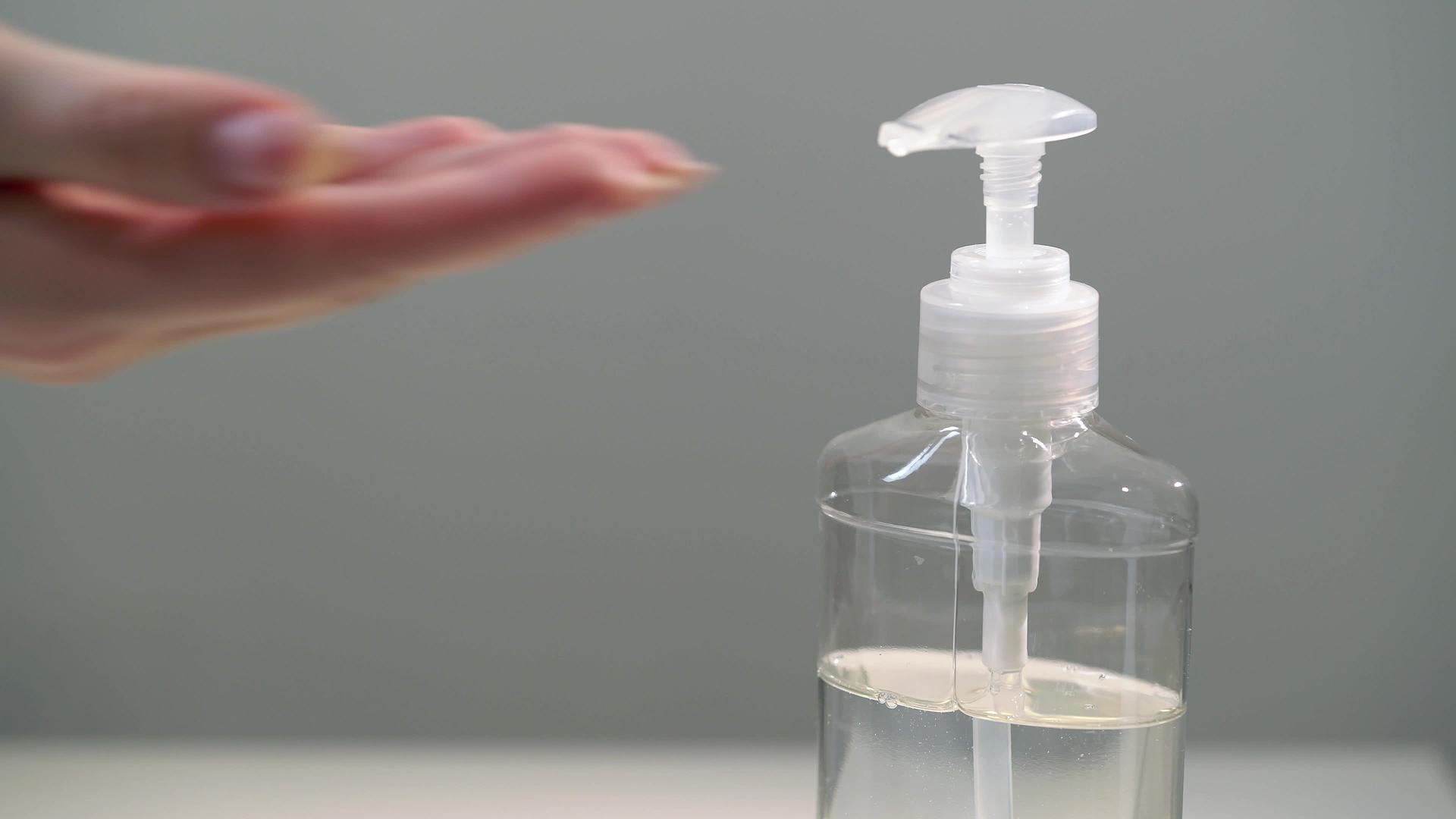 女性用消毒剂和防污剂洗手视频的预览图