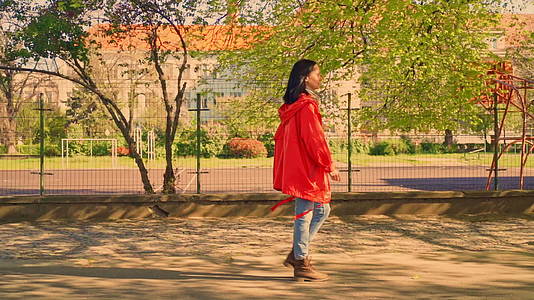 城市妇女行走视频的预览图