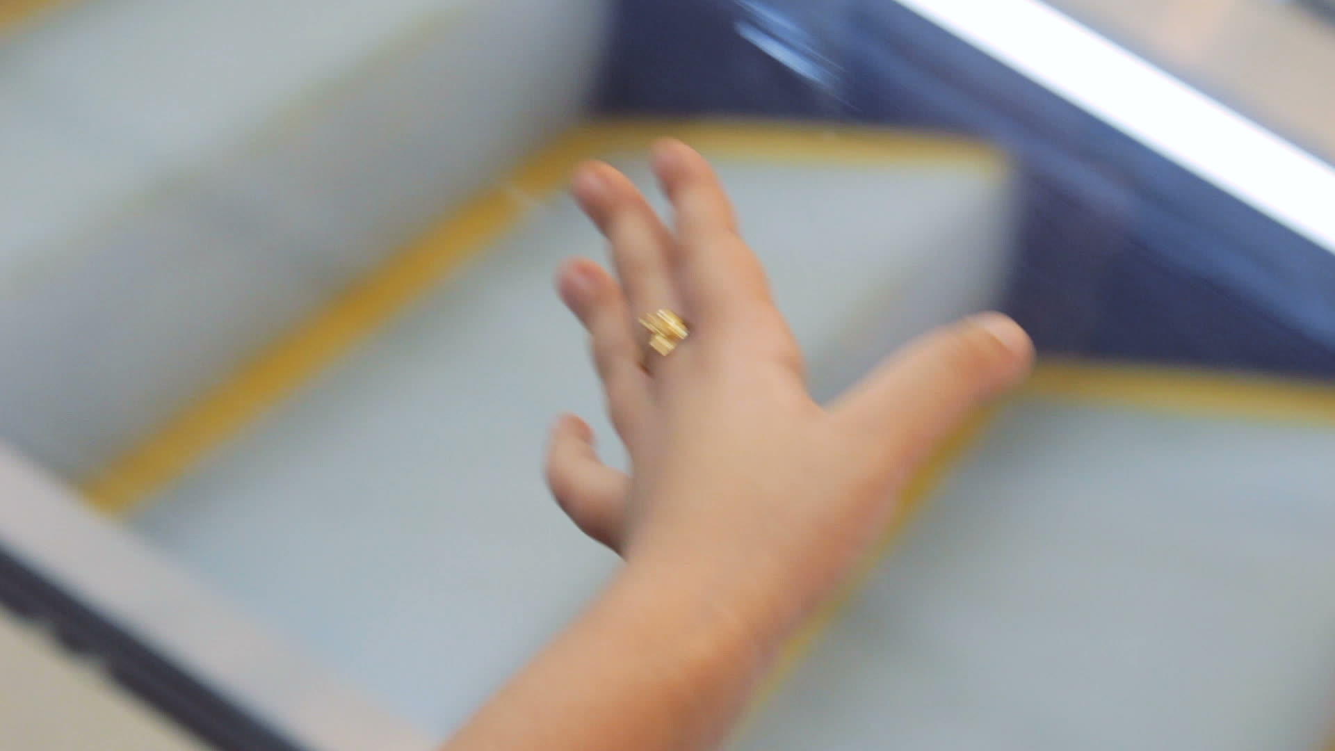 小女孩手里拿着自动扶梯在商场的特写下视频的预览图