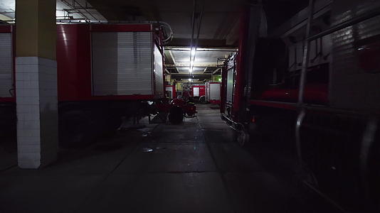 消防车停在消防队的停车场准备采取紧急行动许多新旧卡车视频的预览图