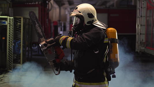 佩戴全套设备氧气罩和电动液压切割工具烟雾和消防车视频的预览图