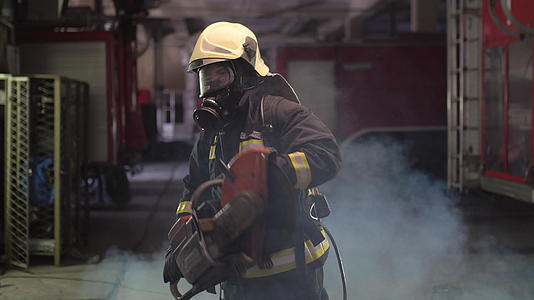 佩戴全套设备氧气罩和电动液压切割工具烟雾和消防车视频的预览图