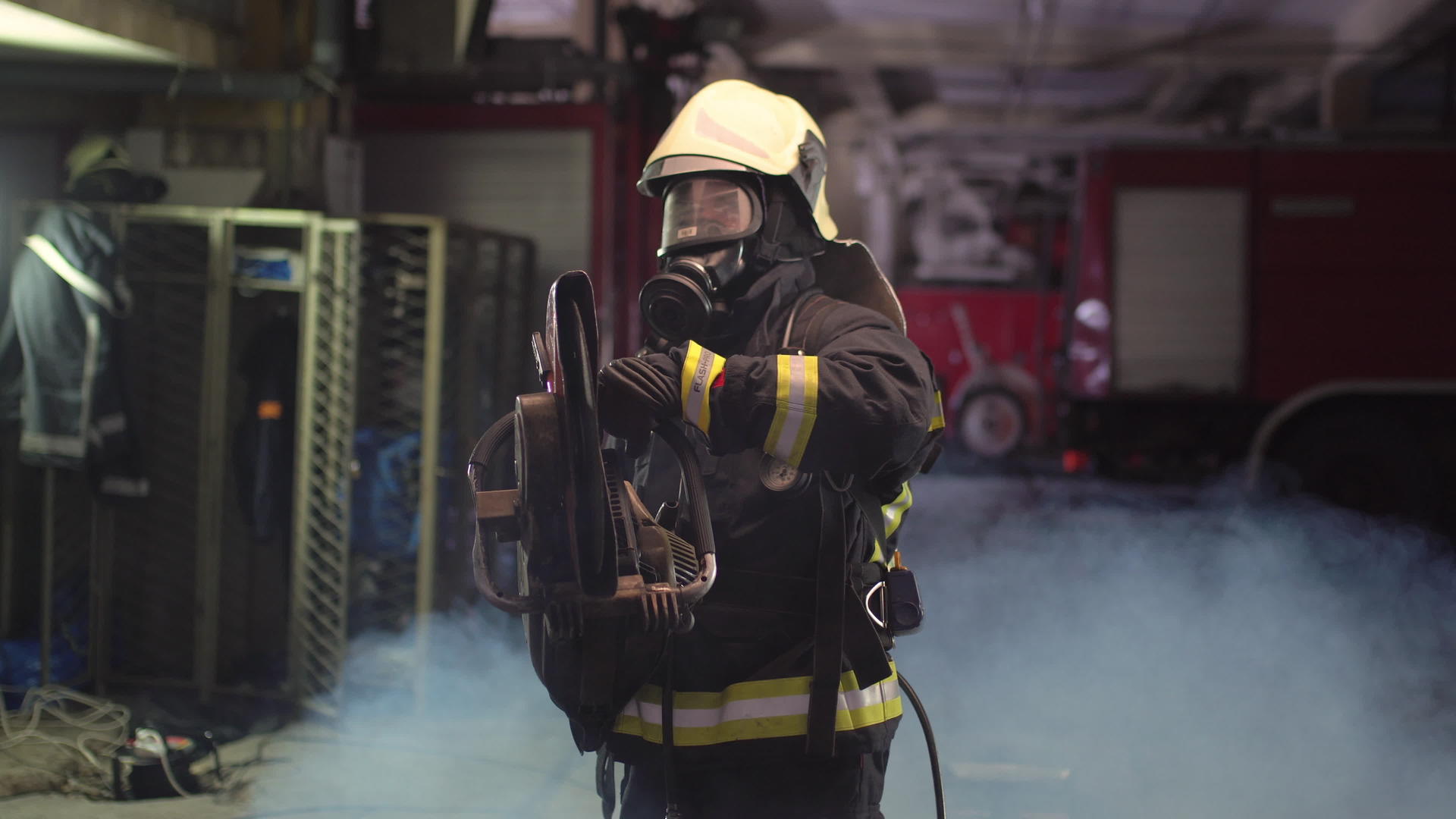 消防员的肖像穿着全套设备氧气面罩和动力液压切割工具视频的预览图