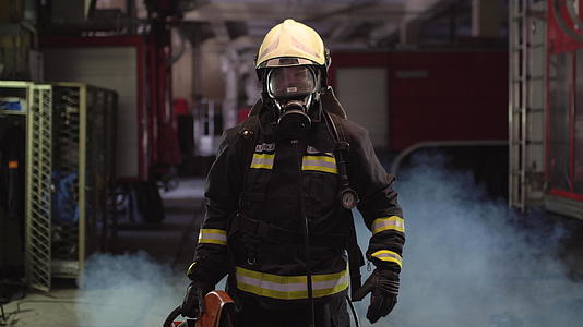 消防员的肖像穿着全套设备氧气面罩和动力液压切割工具视频的预览图