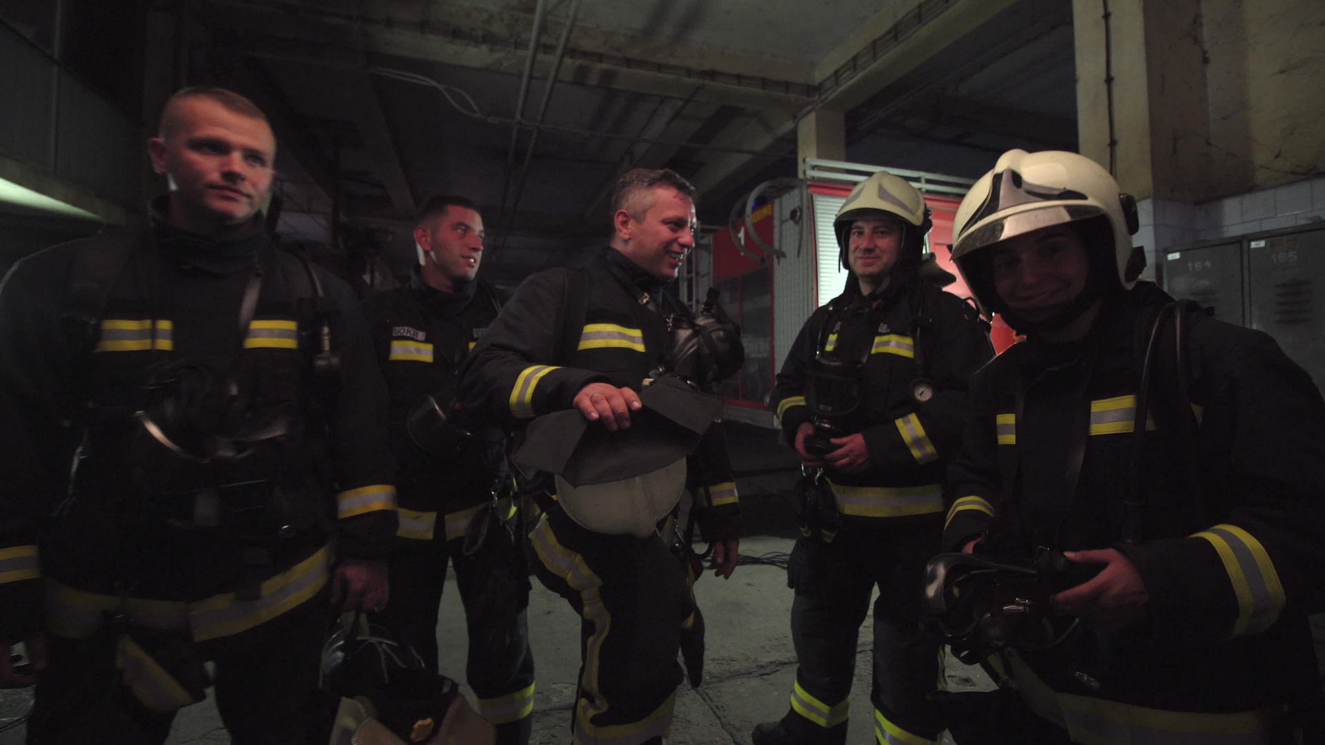 在烟雾弥漫的地区五名消防员轻松地穿上了全套设备视频的预览图