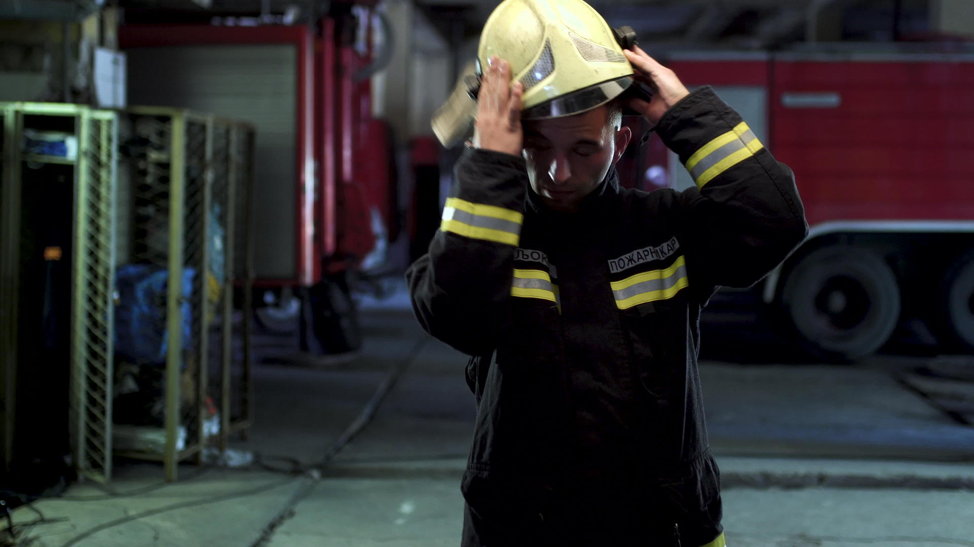 背景中穿着制服的消防员穿着黄色防护头盔视频肖像视频的预览图