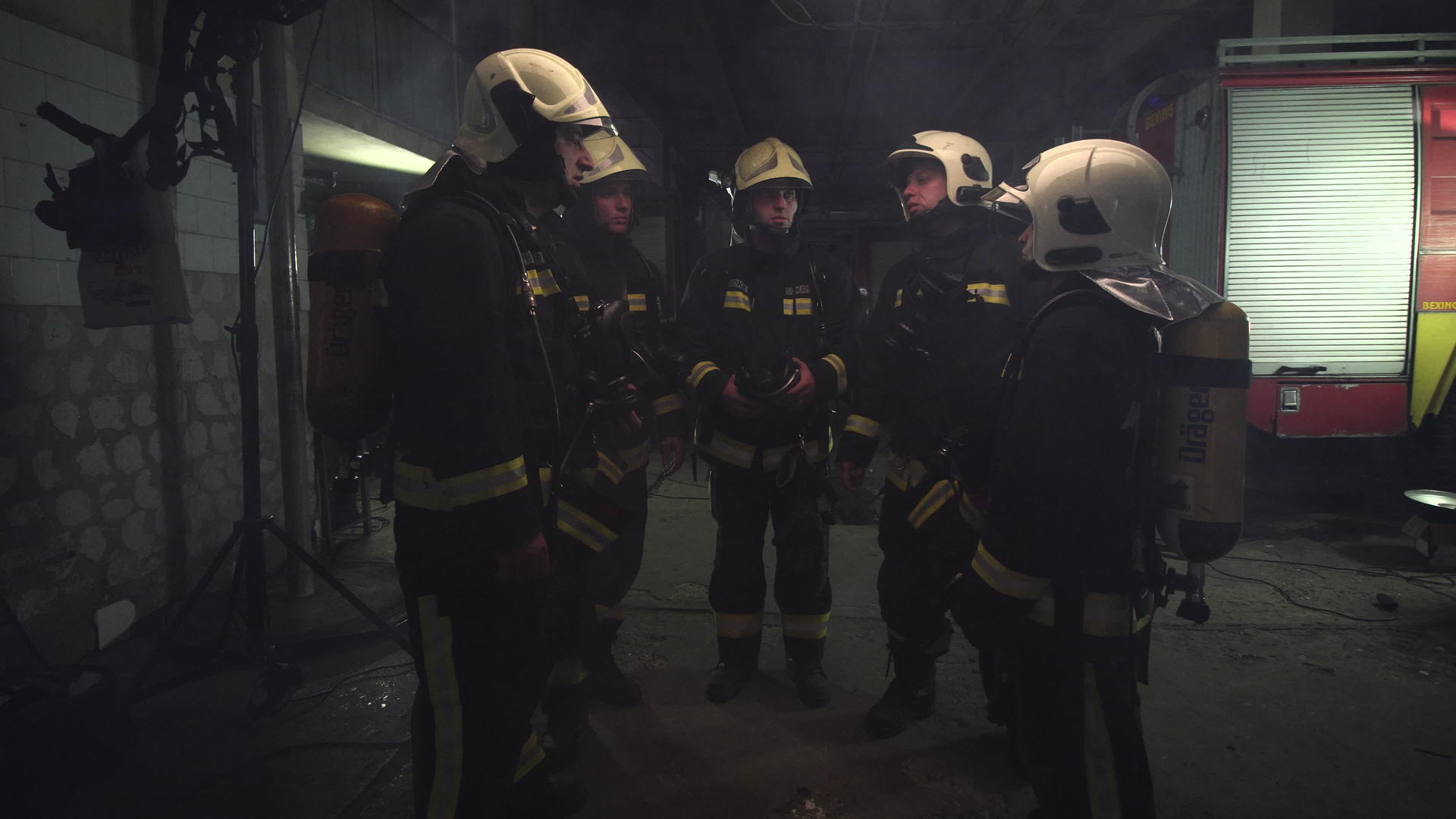 在烟雾弥漫的地区五名消防员轻松地穿上了全套设备视频的预览图