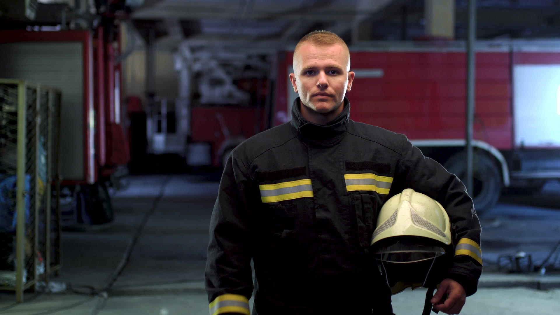 消防队员穿着制服戴着黄色防护头盔视频肖像在背景中视频的预览图