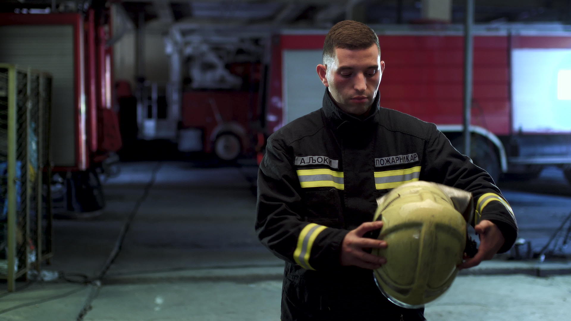 背景中穿着制服的消防员穿着黄色防护头盔视频肖像视频的预览图