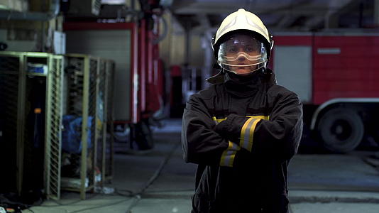 消防员的视频肖像穿着制服和带有透明面罩的防护头盔视频的预览图