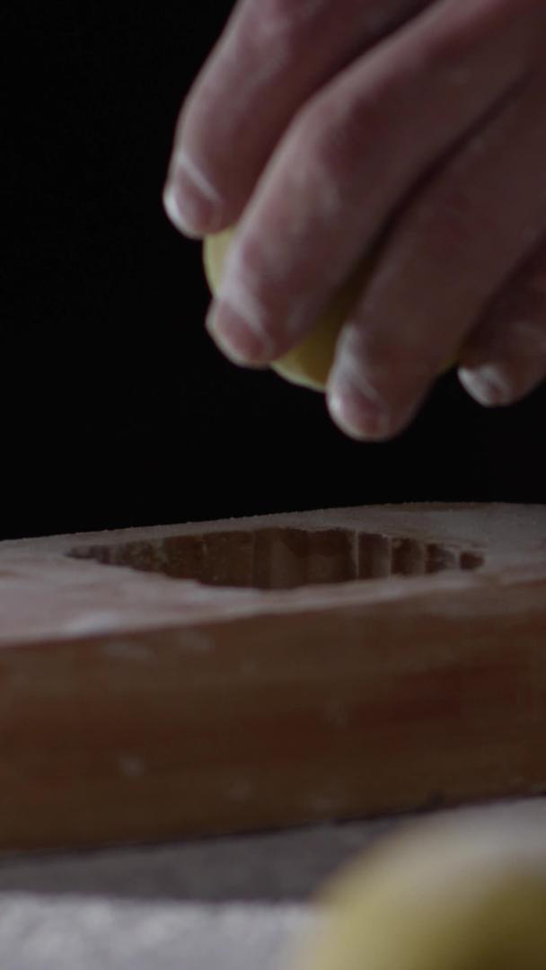 传统制作月饼升级视频视频的预览图