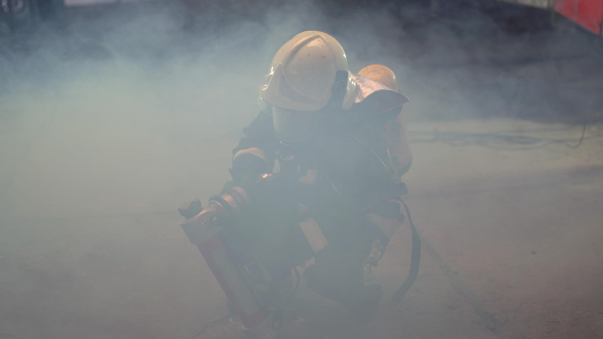 穿着全套设备氧气罩和应急救援设备硬工具烟雾和消防车视频的预览图