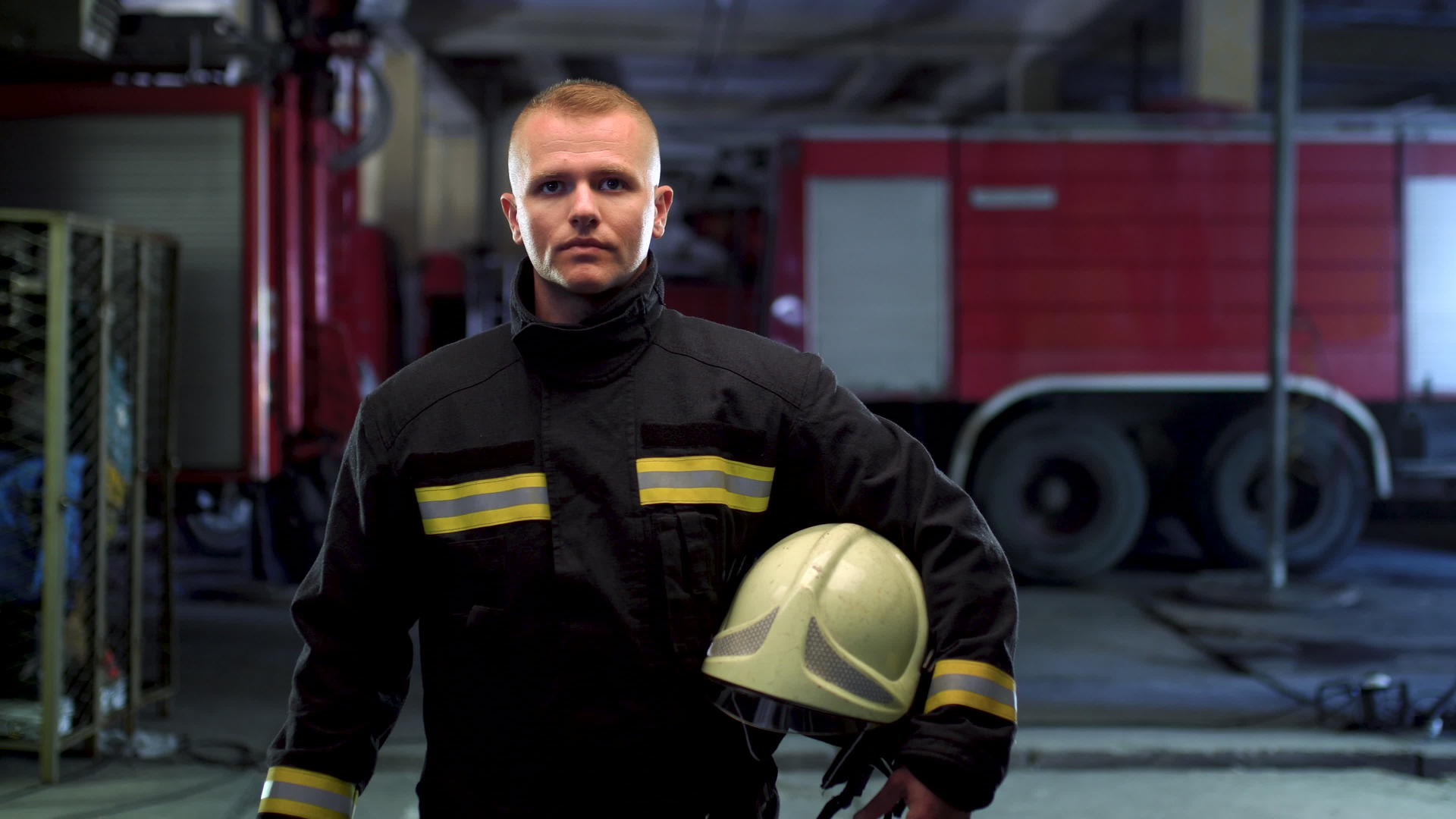 消防员的视频肖像穿着带有黄色防护头盔背景的制服视频的预览图