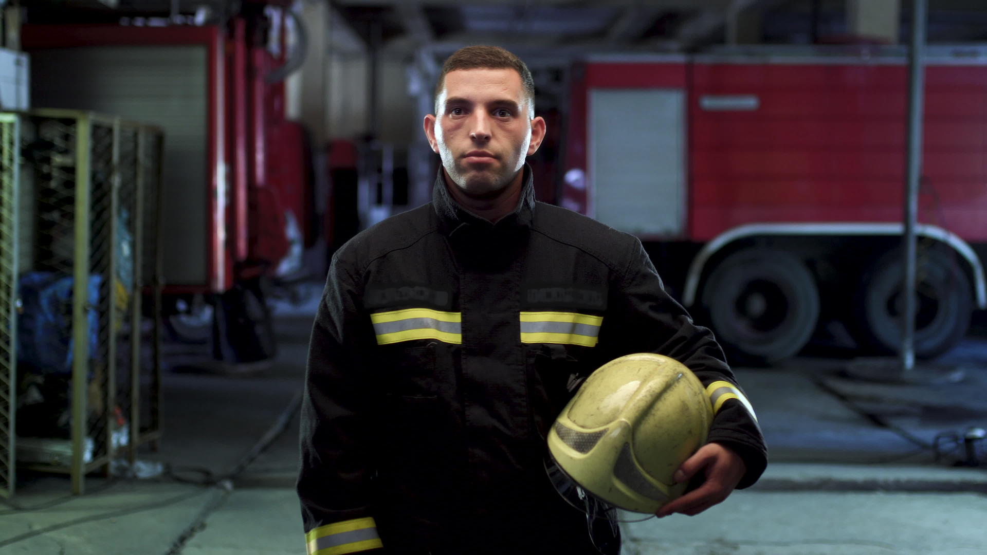 消防员的视频肖像穿着带有黄色防护头盔背景的制服视频的预览图