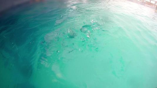 游泳池表面的水滴视频的预览图