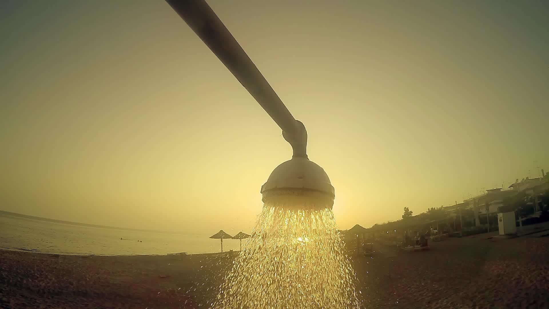 海滩淋浴水在日落时在海中缓慢流动视频的预览图