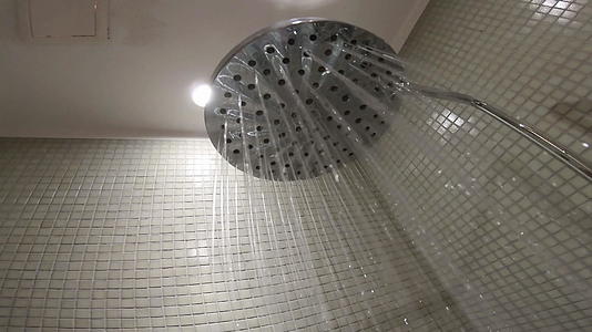 从室内淋浴和直接冲入相机的水流喷入水顶视频的预览图