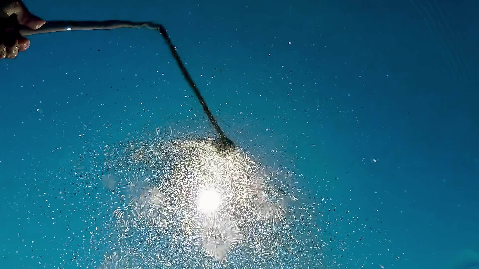 夏季淋浴头蓝天下淋浴头喷水特写镜头慢动作视频的预览图