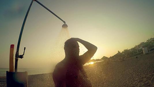 在日落的灯光下男上露天洗澡视频的预览图