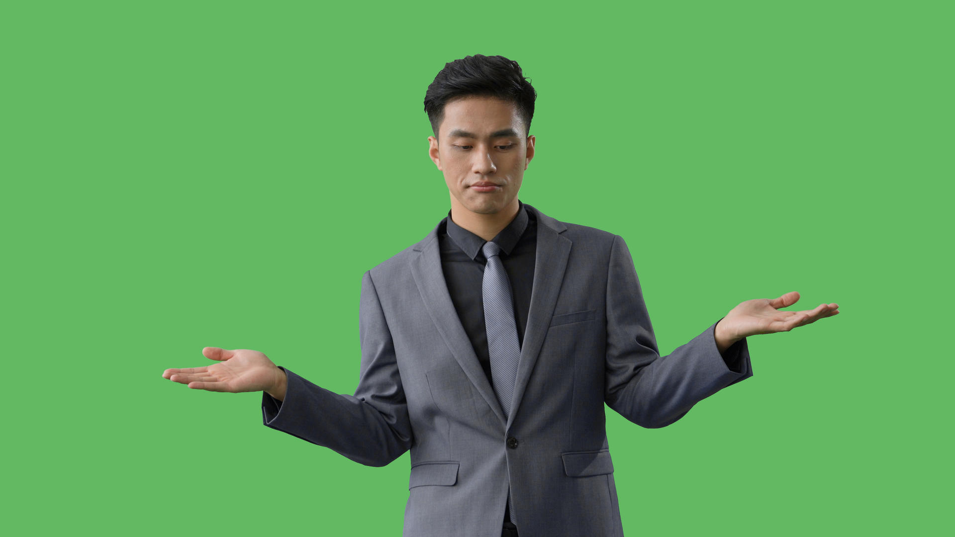 4k绿幕合成抠像穿西装的商务男性无奈摊手动作视频的预览图