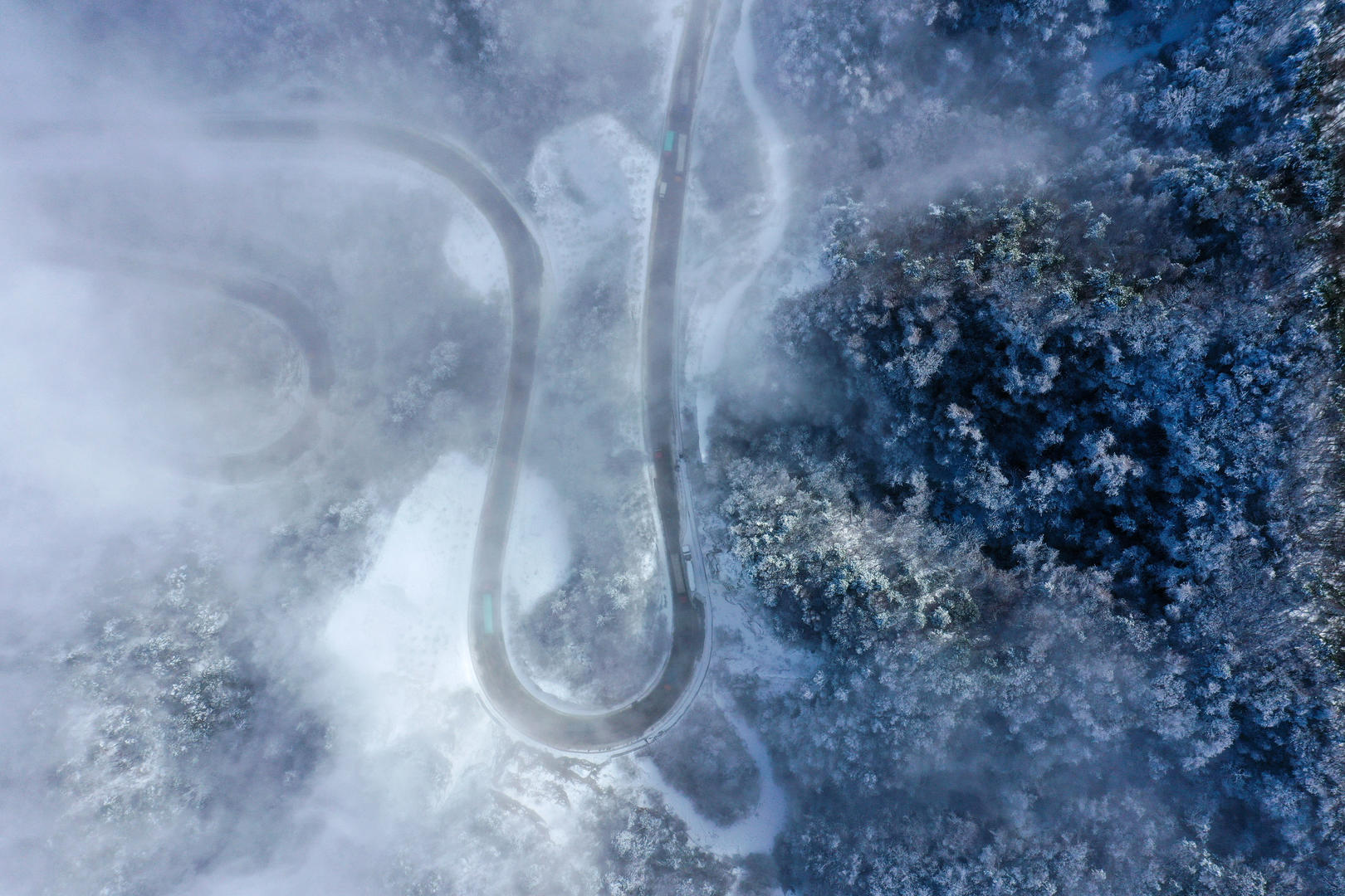 4k云海下的道路汽车视频的预览图
