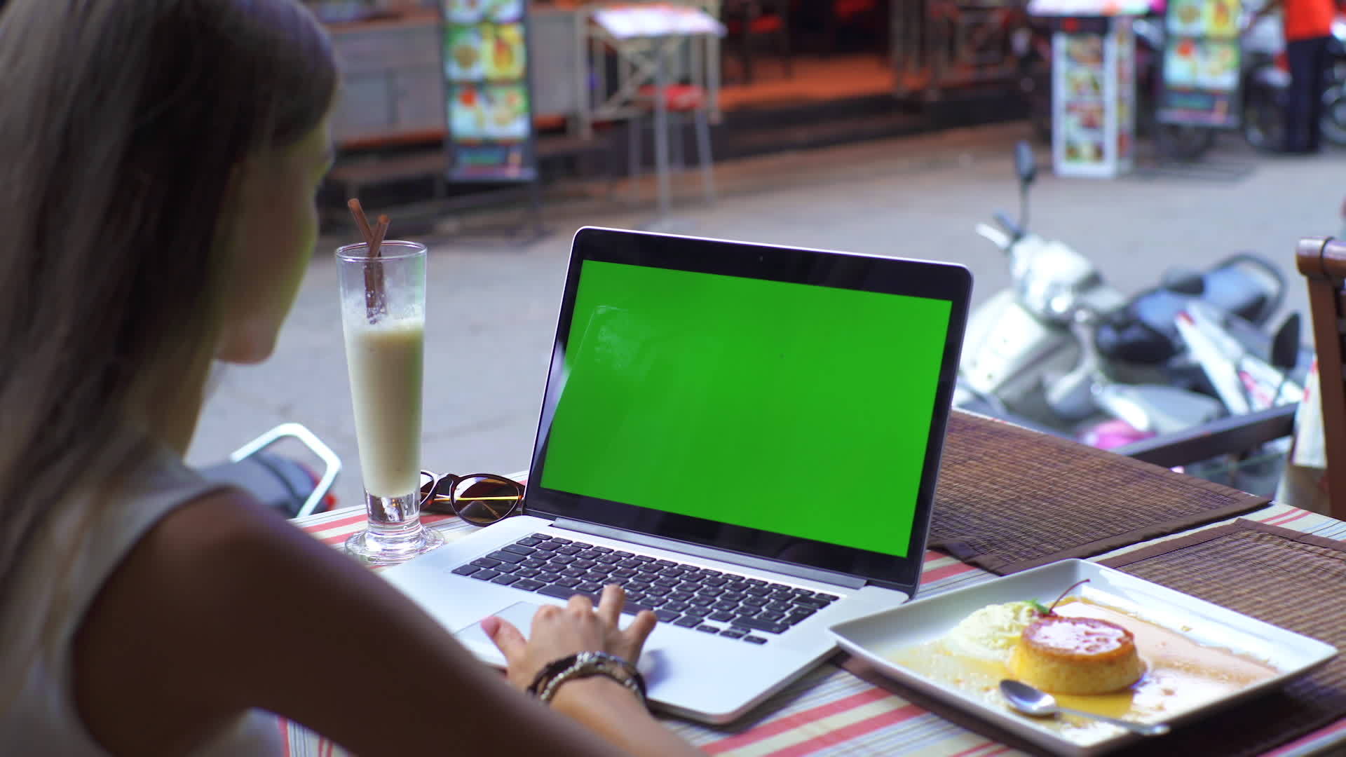 年轻女性在笔记本电脑上快乐地微笑着工作视频的预览图